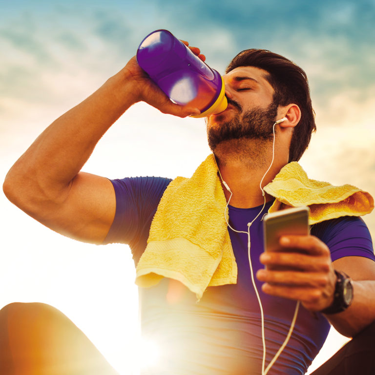 La primavera è il periodo ideale per fare sport e passeggiate all’aria aperta: che sia una corsa nel parco, un giro in bicicletta, o una più impegnativa partita di calcio o tennis con gli amici, muoversi fa bene all’umore e contribuisce a rimanere in forma.